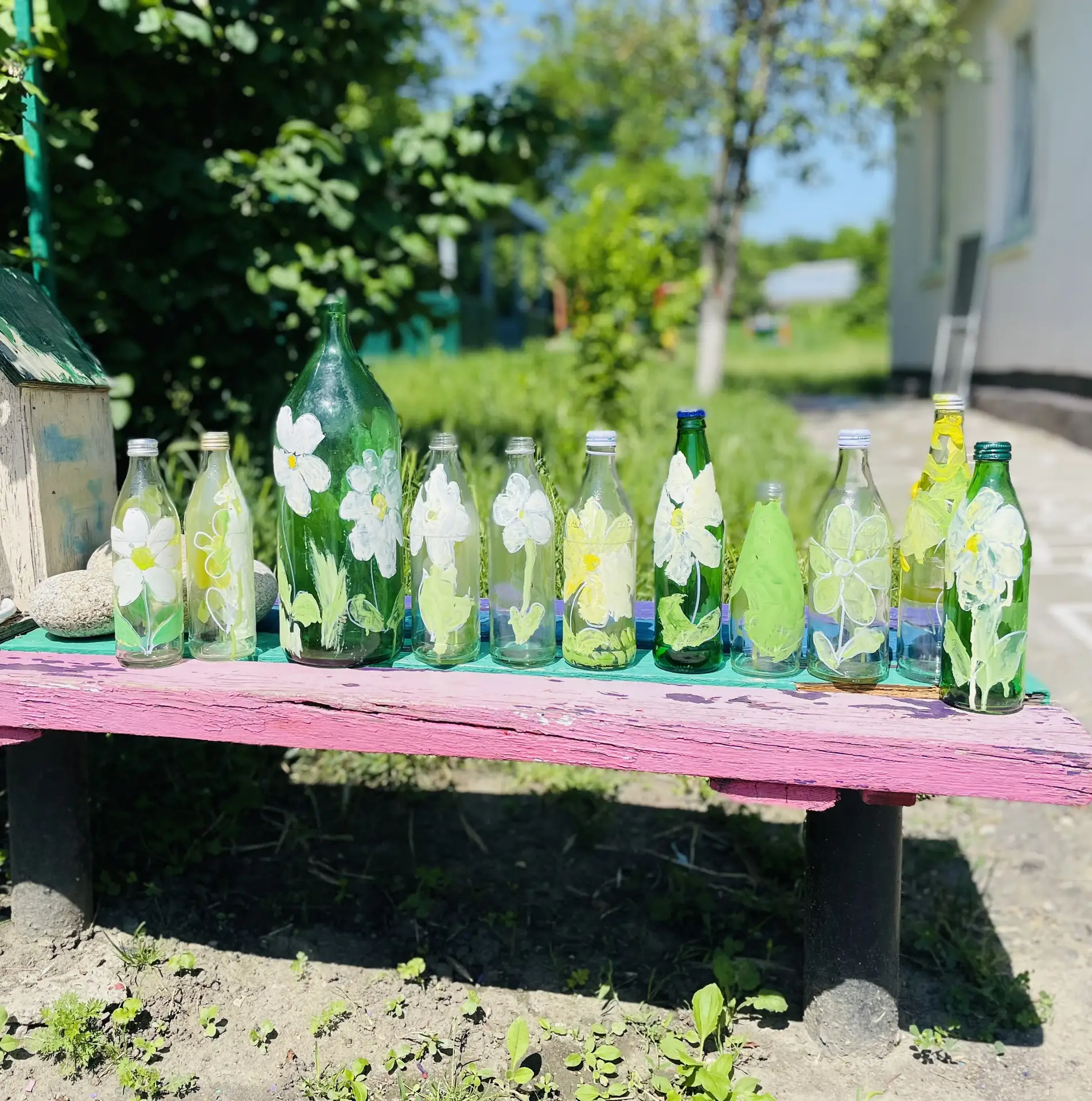 Дети взяли в руки кисти,