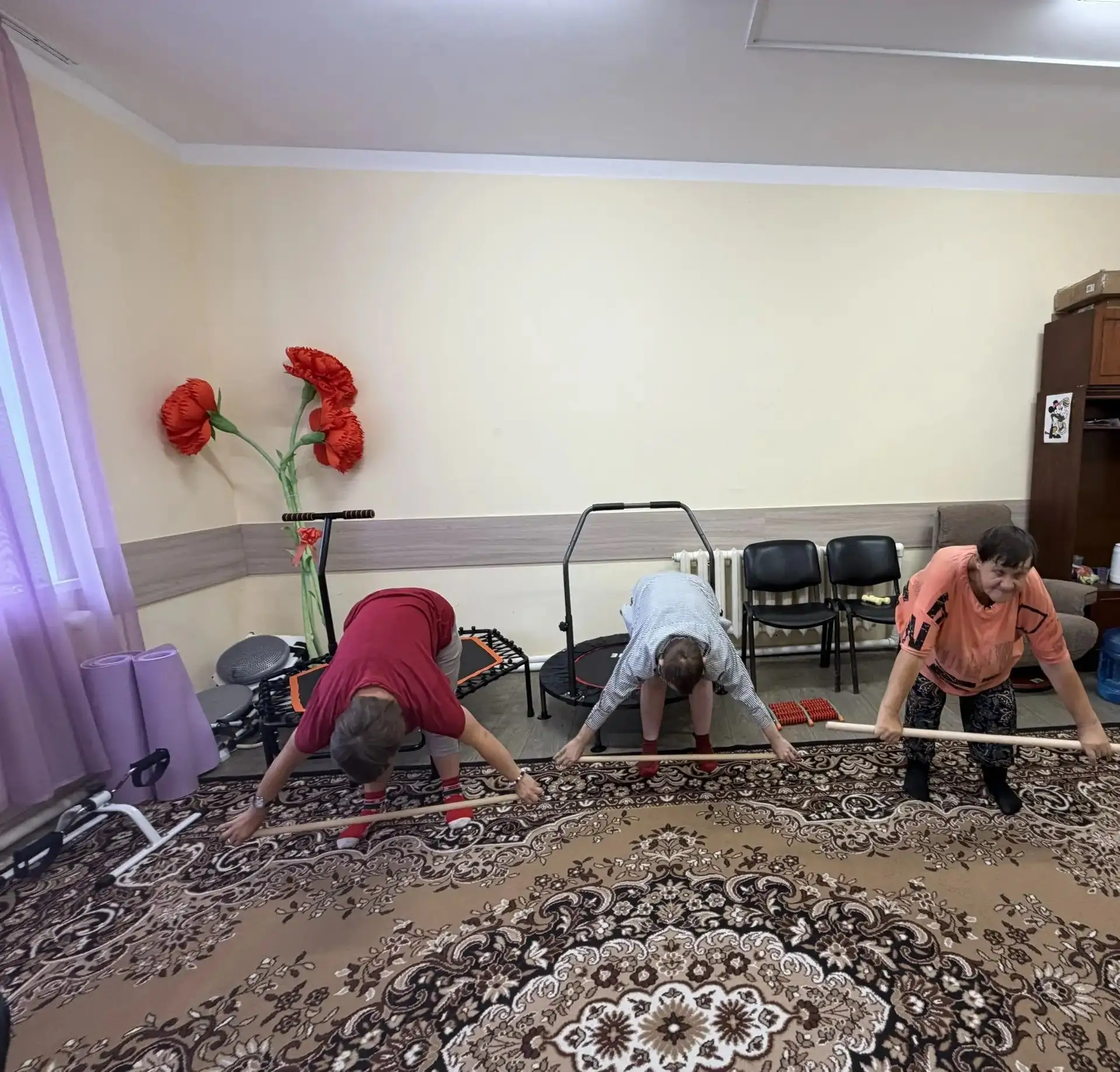 Зарядись энергией с гимнастическими палками! 💪Сегодня в Кимовском доме заботы «Родник ...