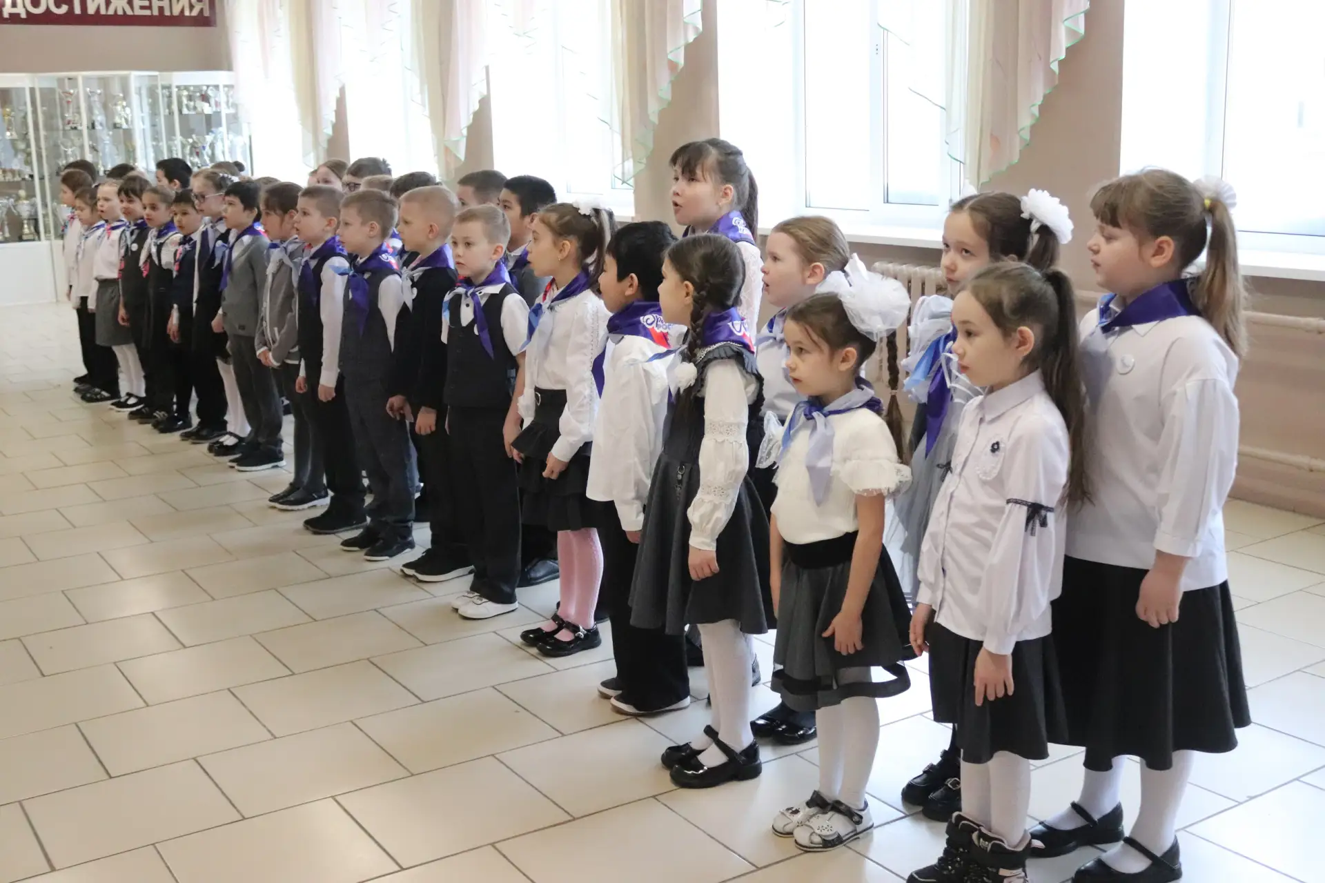 Отличный день для начала недели! Сегодня, как и каждый понедельник, в нашей школе начался с торжеств