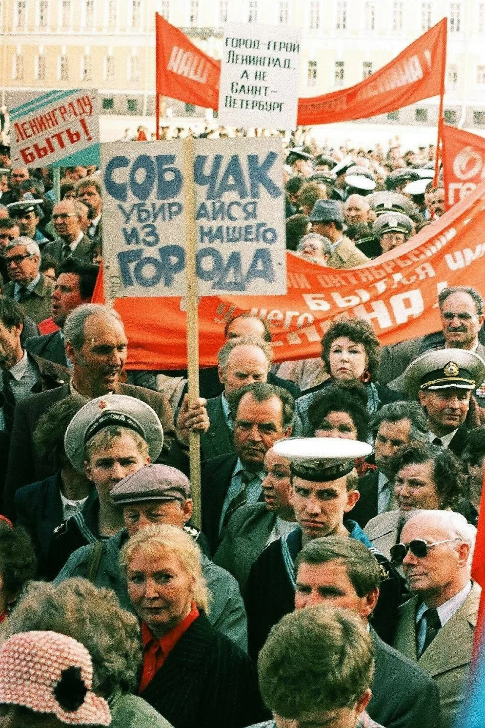 Митинг на Дворцовой площади перед референдумом о переименовании города

Фотограф Павел Маркин