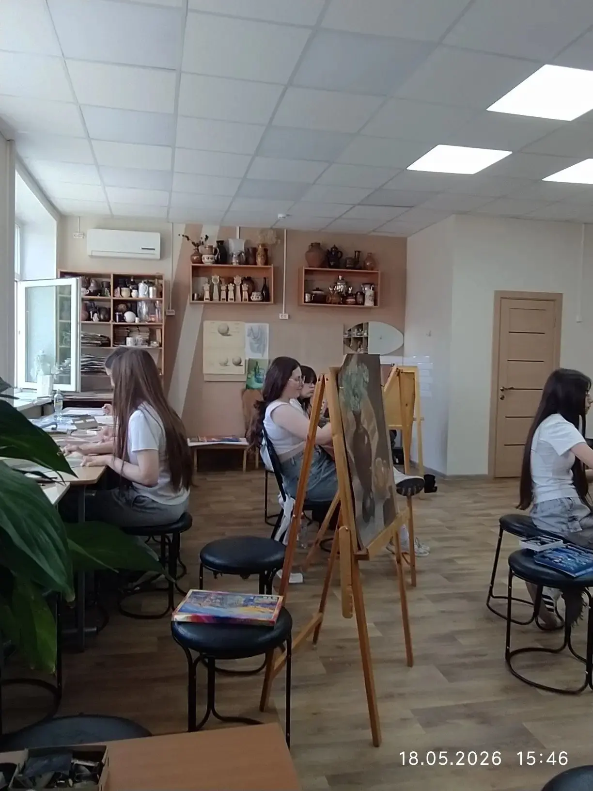 Ученики выпускного класса Кауновой В. В. выполняют итоговую работу по рисунку. Желаем и...