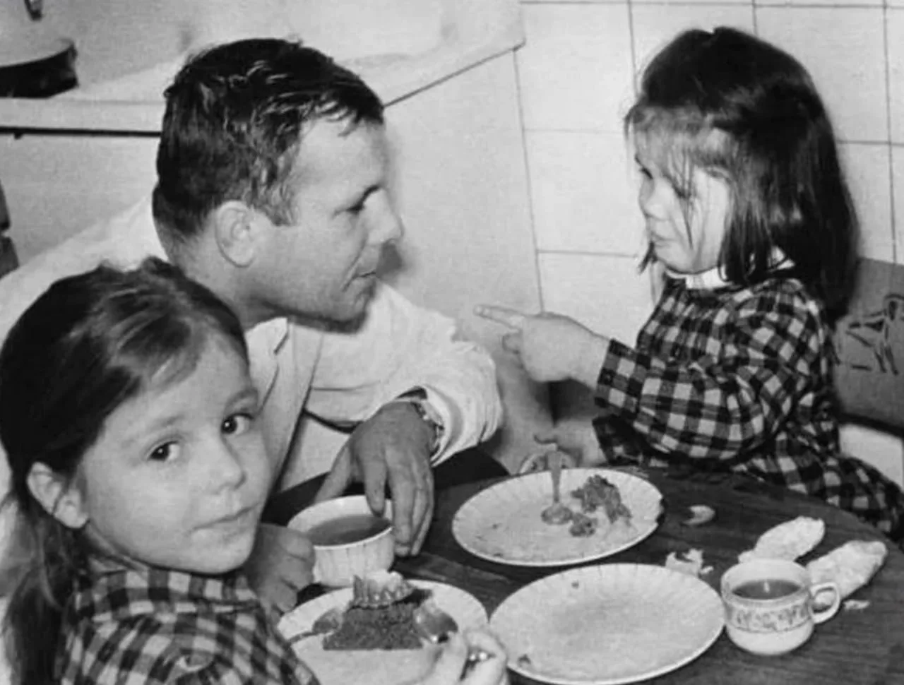Ceмейное фото. Юрий Гагарин co своими дочками, Еленой и Галиной.