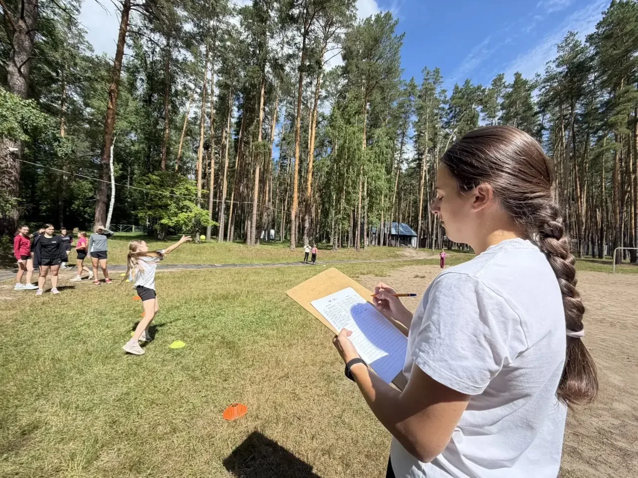 Сегодня в лагере — спартакиада по метанию мяча🥎
