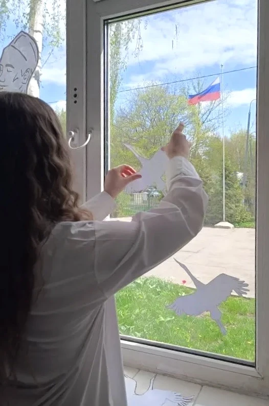 КРАСНЫЕ ГВОЗДИКИ (Часть 2) 💫 В торжественной акции «Красные гвоздики» в эти дни приняли участие ребя