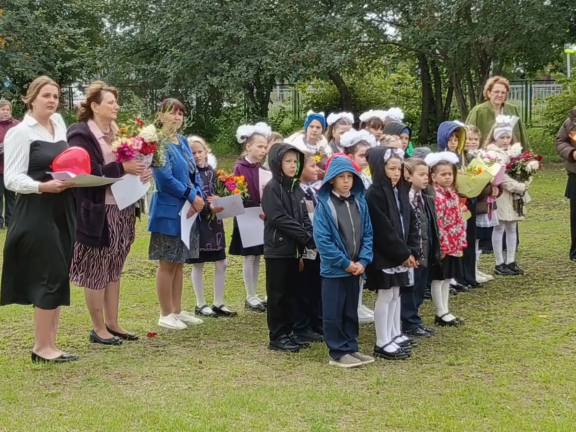 🍁🏫 Первое сентября — день, когда школьные коридоры вновь наполняются жизнью, а стены ...