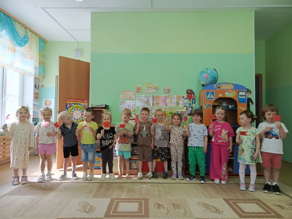 В младшей группе  №3 "Гусенички" прошло занятие на тему: "Что за праздник  1 мая?"