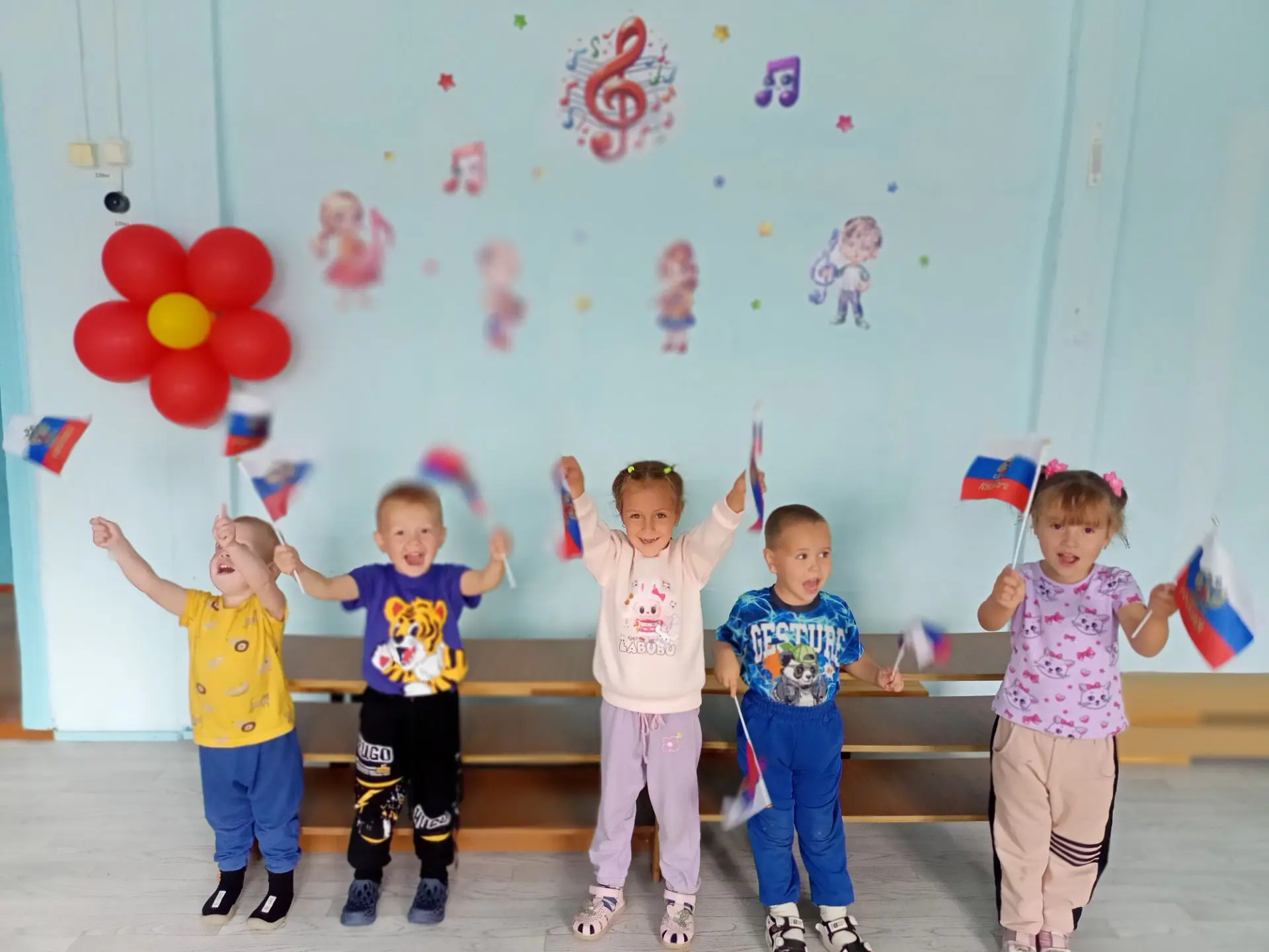Флешмоб в разновозрастной группе " Три цвета праздника." Ко Дню флага России."