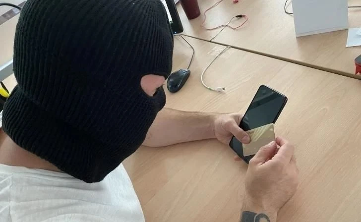 Мошенники заставили девушку бомжевать и забрать у пенсионерки из Рыльска 1,5 млн рублей