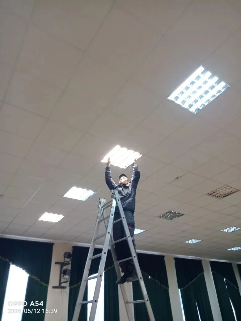 Замена лампочек и ремонт светильников в актовом зале МАОУ СОШ с Красный Ключ.