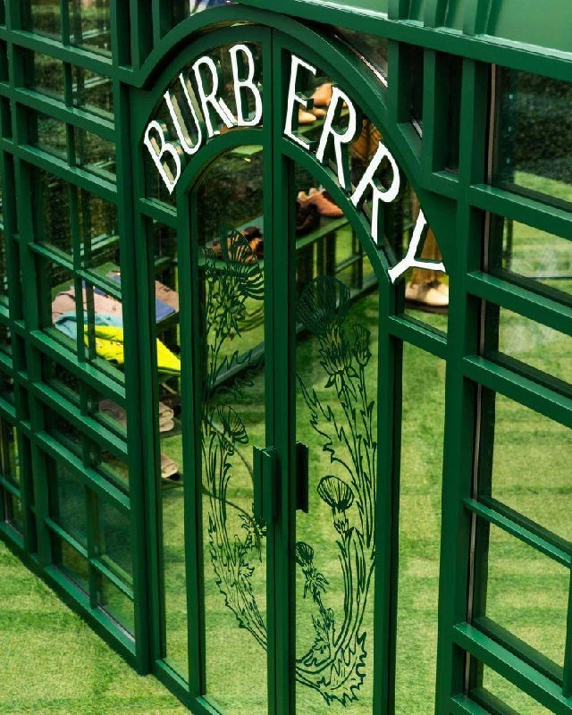 50 оттенков зеленого во временном пространстве Burberry в Шанхае.

Отсылающий к культуре английских 