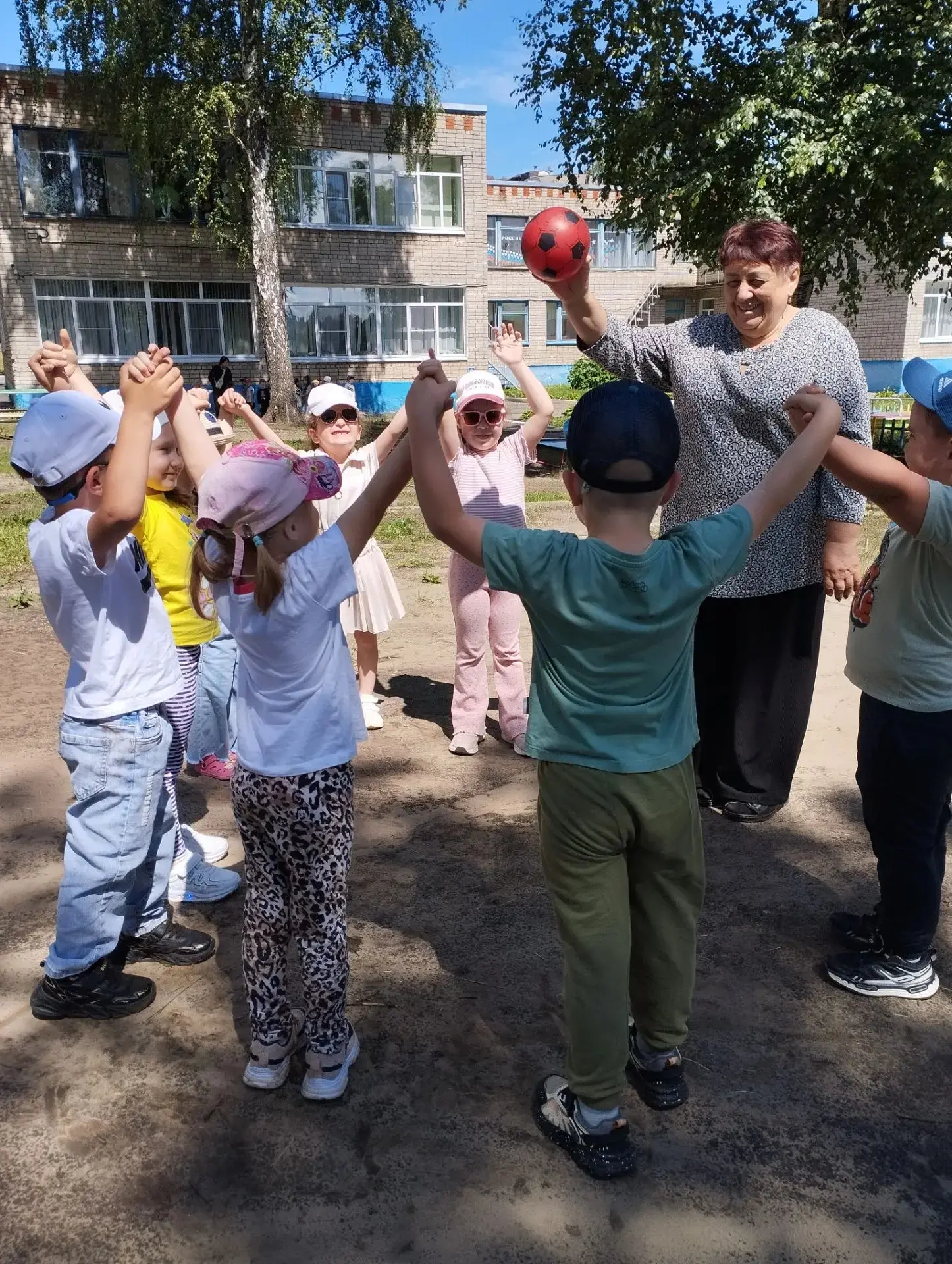 Лето это маленькая жизнь – самоё тёплое время года, самое долгожданное и любимое детьми. Для детей б