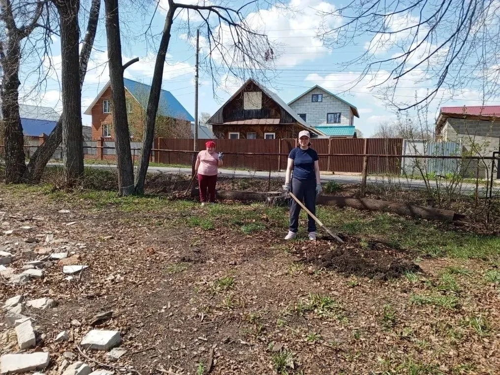 🌿 Трудовой десант: ученики в деле!