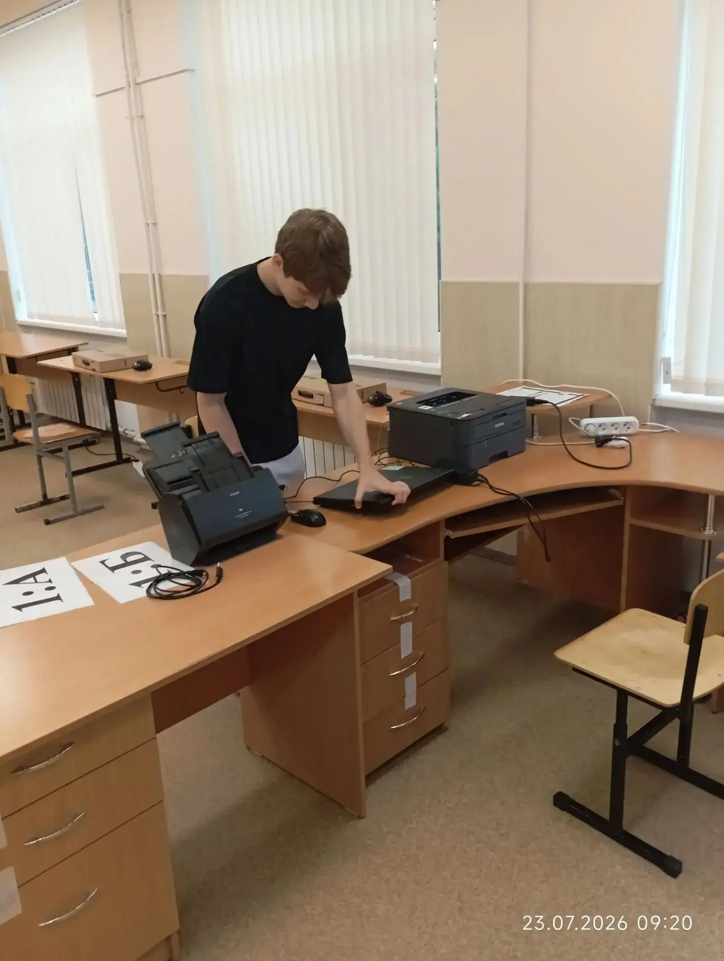 Труд во благо школы: продолжается работа Губернаторского школьного отряда

В нашей школе кипит работ