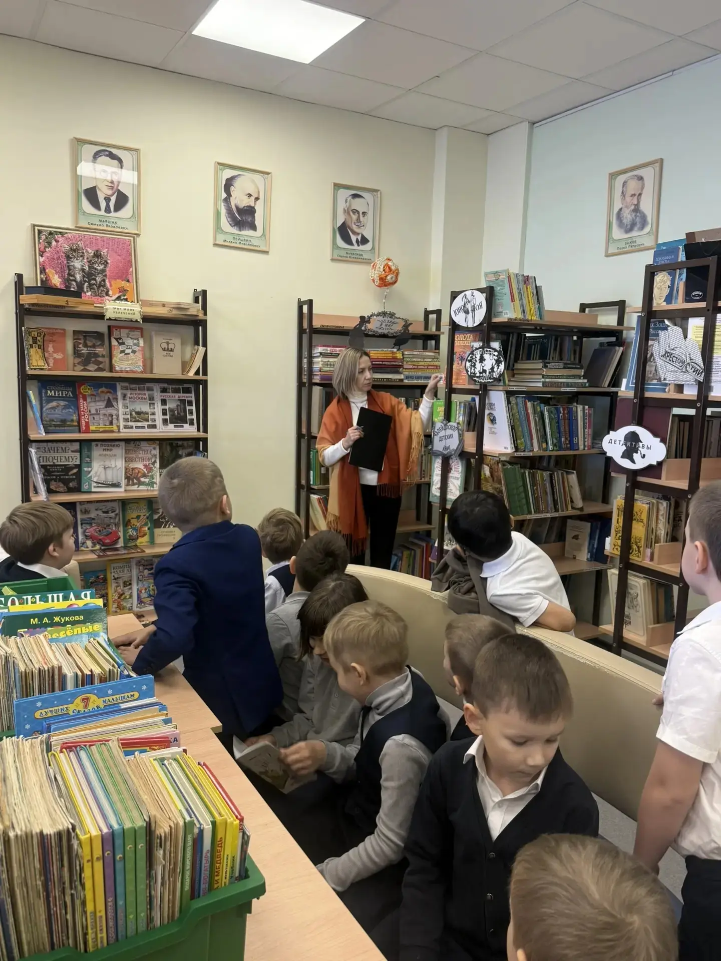 Сегодня ученики 1 «Г» класса побывали на увлекательной экскурсии в школьной библиотеке 📚❤️ Ребят поз