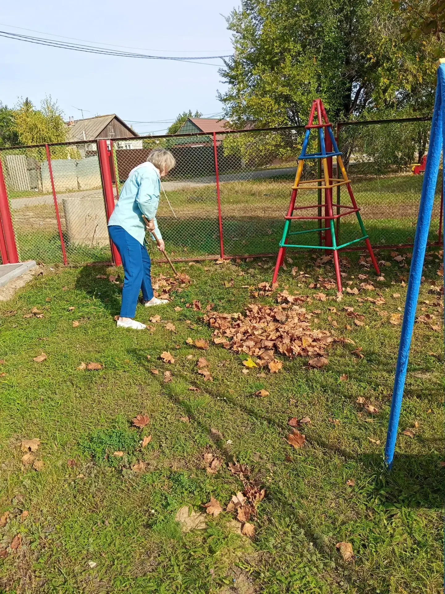 ✅Наше утро начинается....с уборки территории🍁
