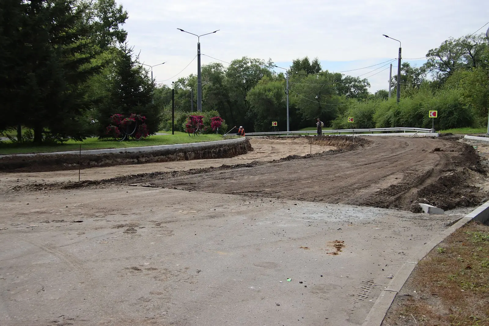 На репинском спуске кипит работа