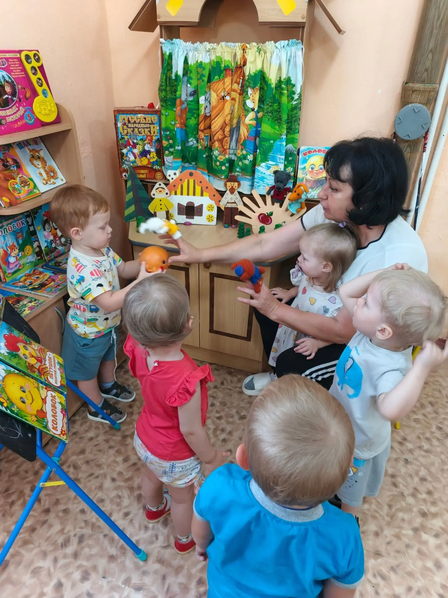 В  группе " Бусинки", прошел тематический день сказок. 
В этот день мы с детьми читали  сказки, расс