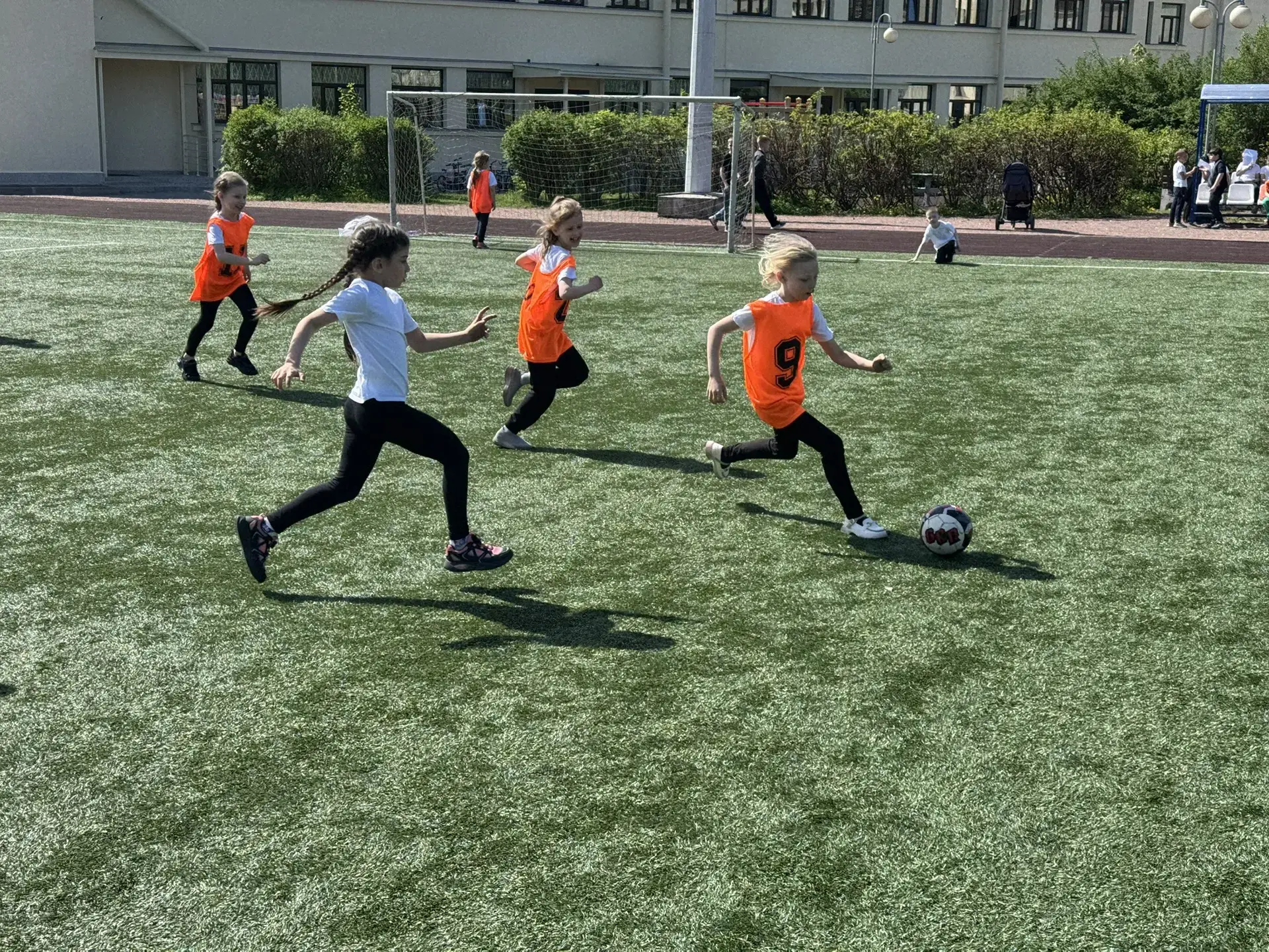 ⚽ ПОНЕДЕЛЬНИК ФУТБОЛА. ПЕРВЫЕ КЛАССЫ ВЫЯСНЯЛИ ОТНОШЕНИЯ НА ПОЛЕ   Сегодня на площадке Харченко встре