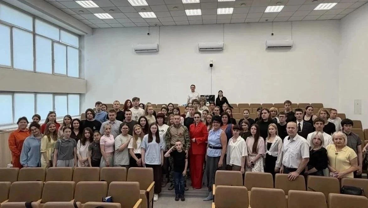 Ветеран СВО, награжденный медалью Жукова, рассказал студентам о чести и долге

Встреча Степана Попов