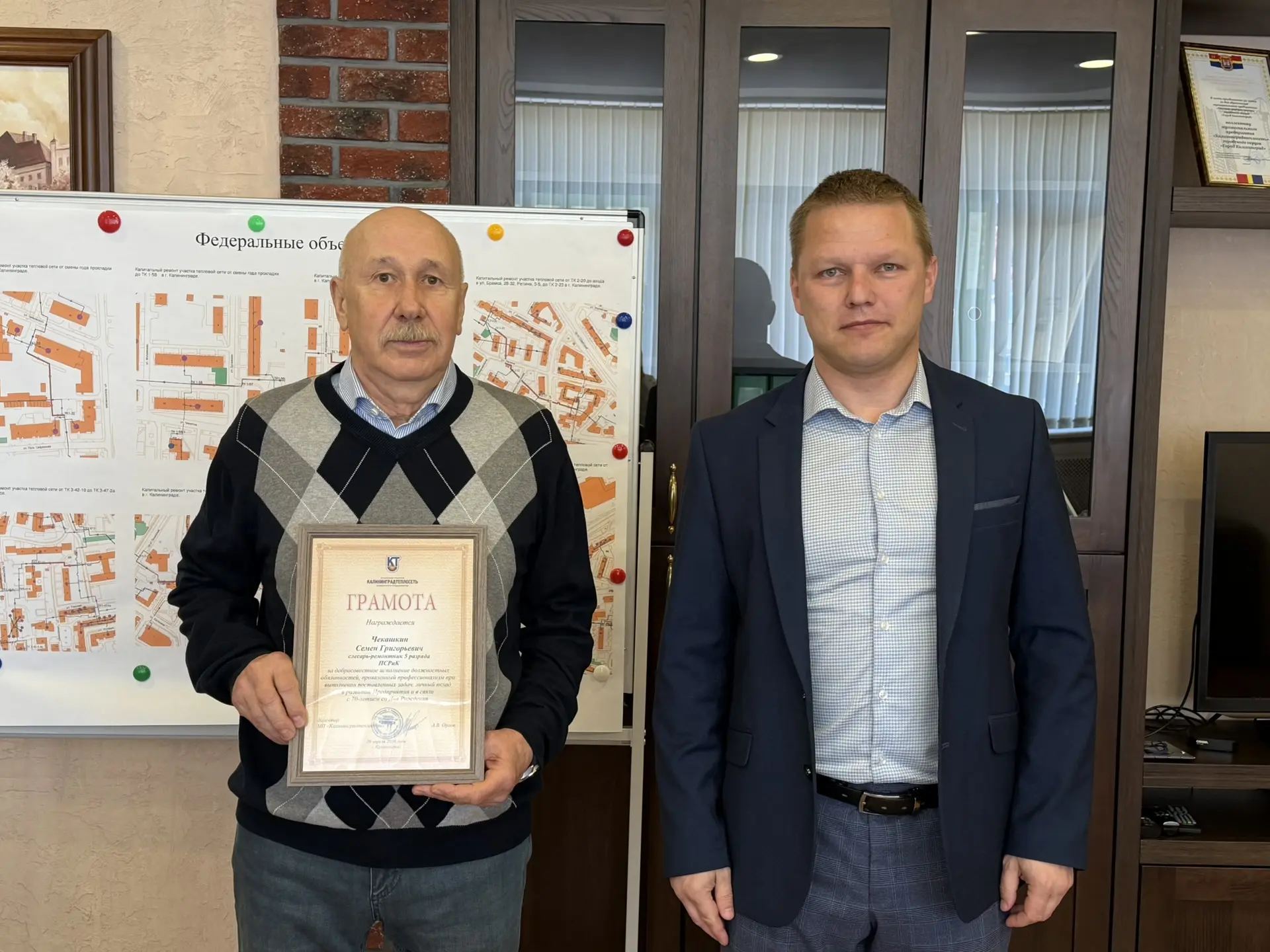 Сразу три заслуженных работника принимали сегодня поздравления с юбилеем от директора п...