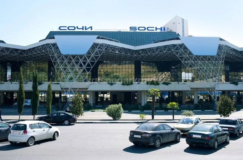 ✈️ В аэропорту Сочи задержали 54 рейса, еще четыре отменили.

Ночью аэропорт Сочи с 2:00 до 6:16 огр