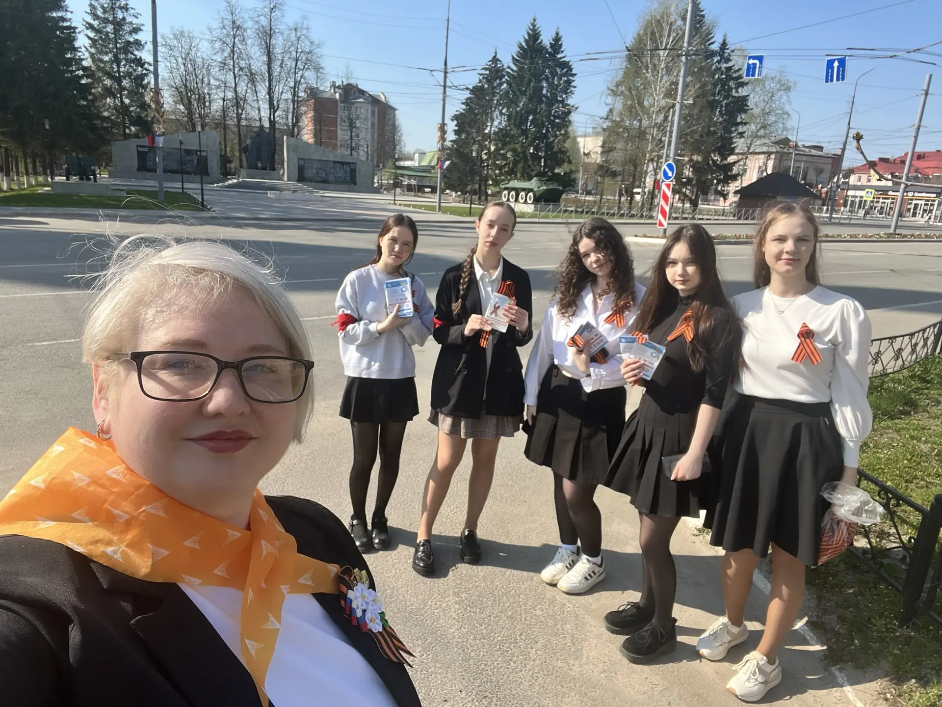 День памяти и уважения: акция «Георгиевская ленточка».  Сегодня учащиеся 10б класса Медведевской гим