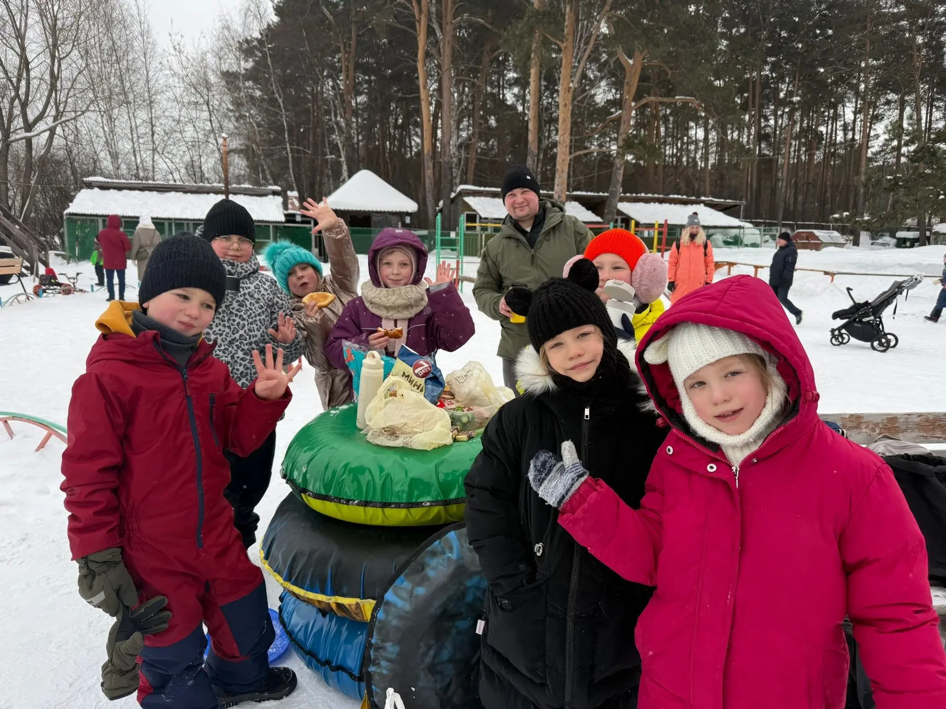 Зимний день в движении — именно так прошёл выезд 2А класса на активный отдых  Ребята вместе катались