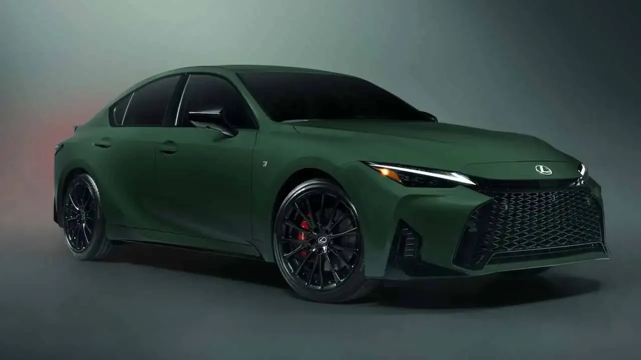 Lexus прощается с IS лимитированной версией Envious в ядовито-зелёном цвете