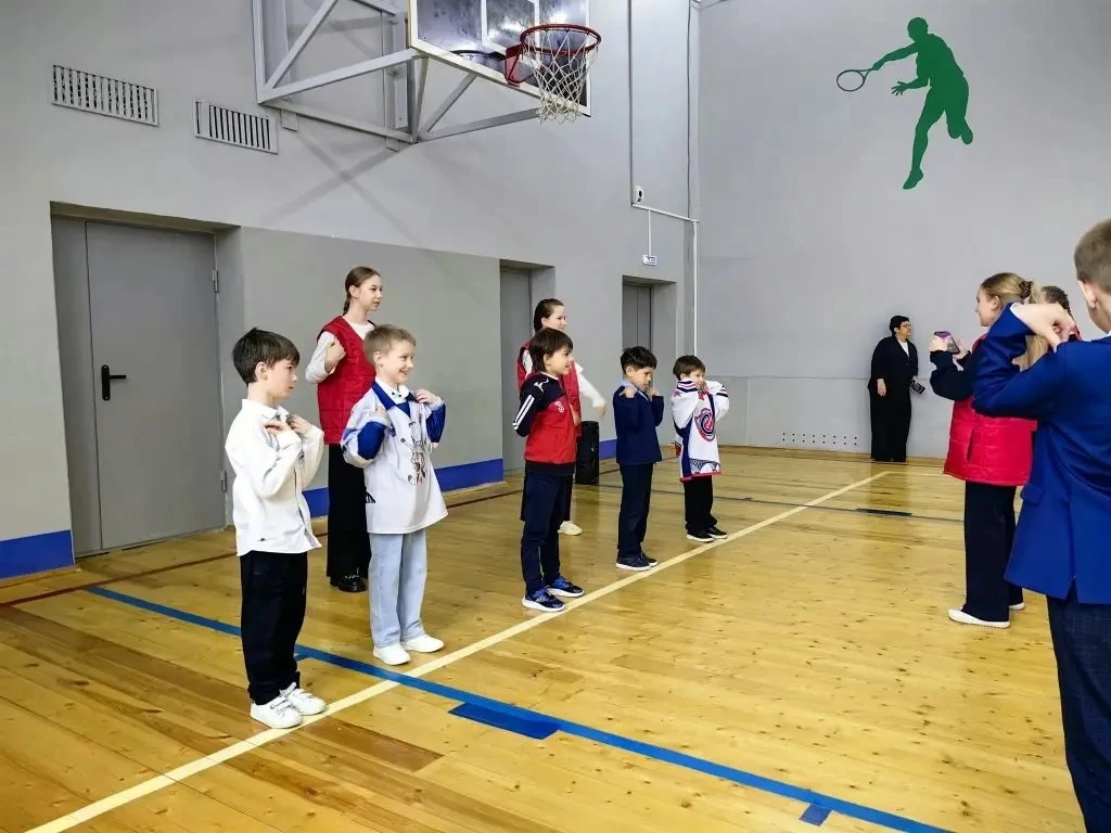 Сегодня зарядились позитивом и энергией — самые маленькие спортсмены из 1‑го класса провели утреннюю