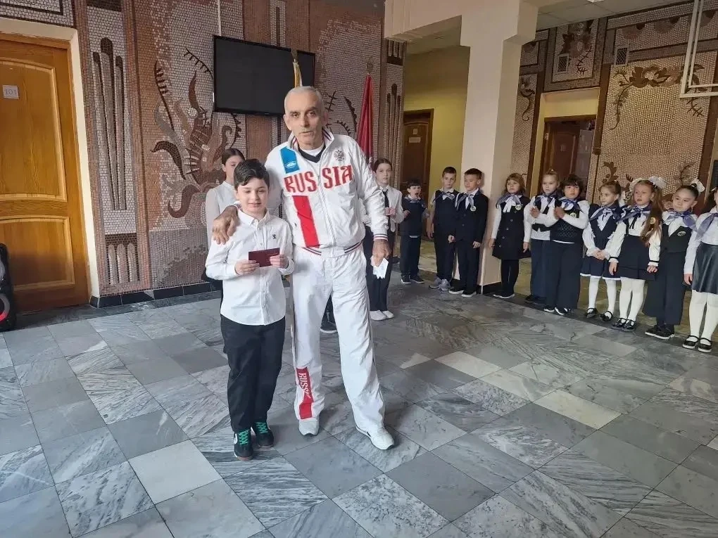🏆 В начальной школе (Флотская, 60) прошло торжественное награждение участников ГТО — тех, кто сдал н