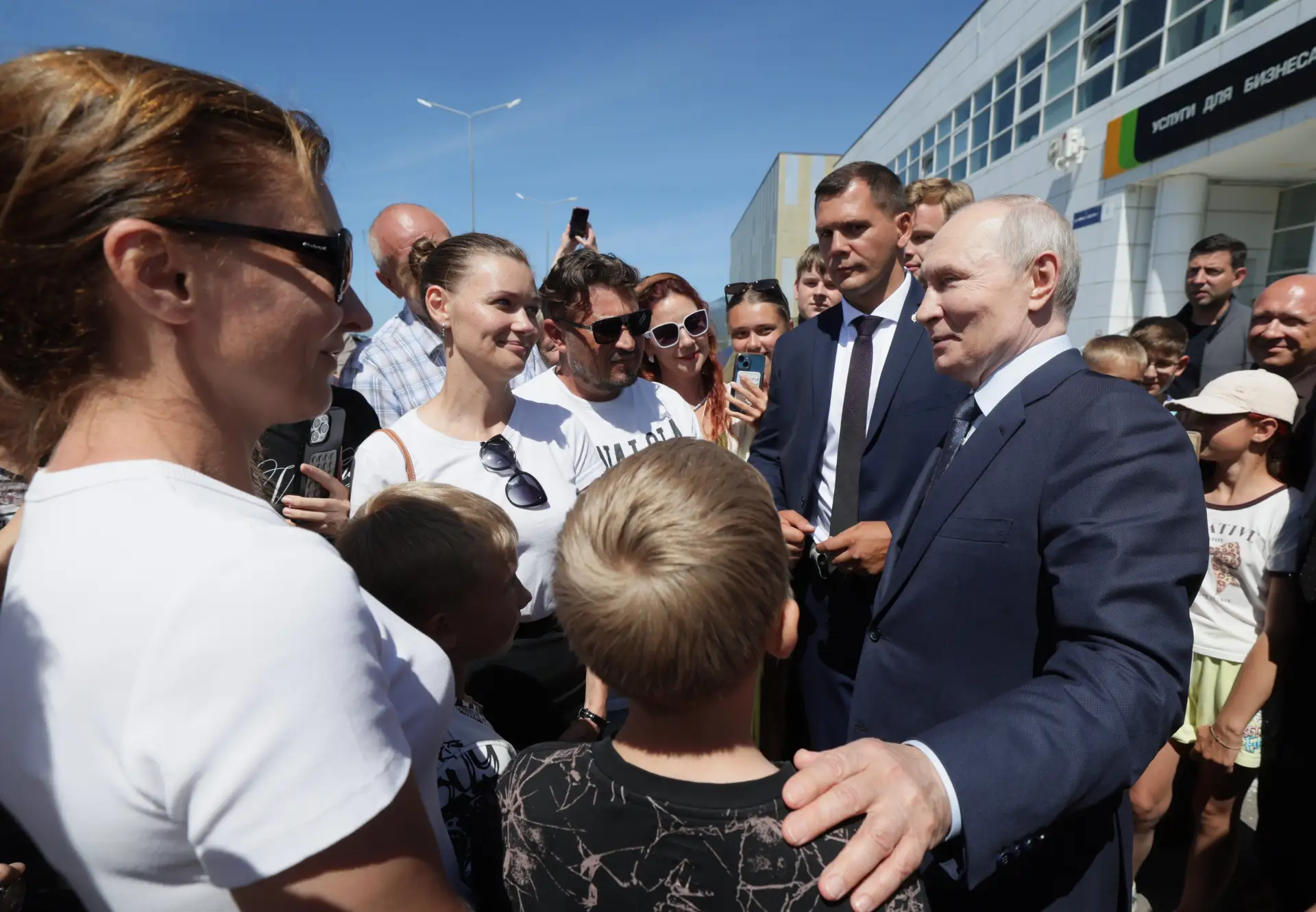 ↗️ «Знает и любит Россию» Россияне поддерживают своего президента. Почему Трамп и Макро...