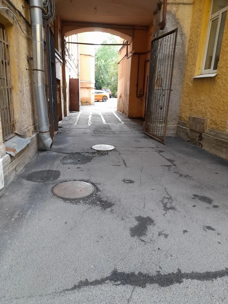 Уборка территории завершена. Двор чистый, дорожки подметены. Всё в порядке.