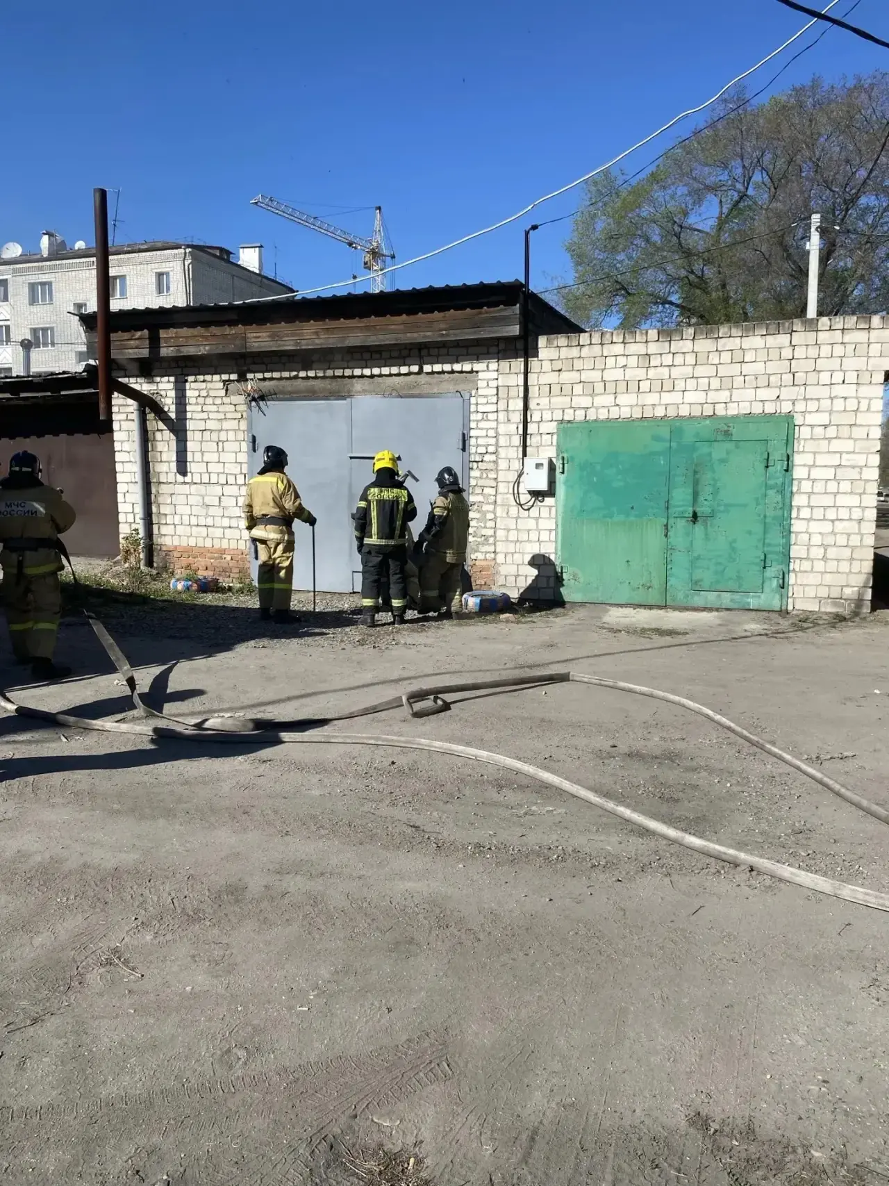 Гараж вместе с автомобилем загорелся в Свободном  18 мая в Свободном на улице Октябрьской произошёл 