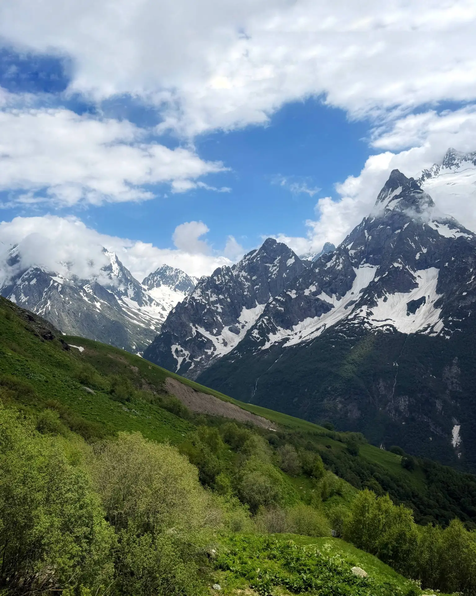 😍 Красивые пасмурные пейзажи Домбая. А вы любите такую погоду? 

👍 - да
❤ - люблю 

📸  Источник: 