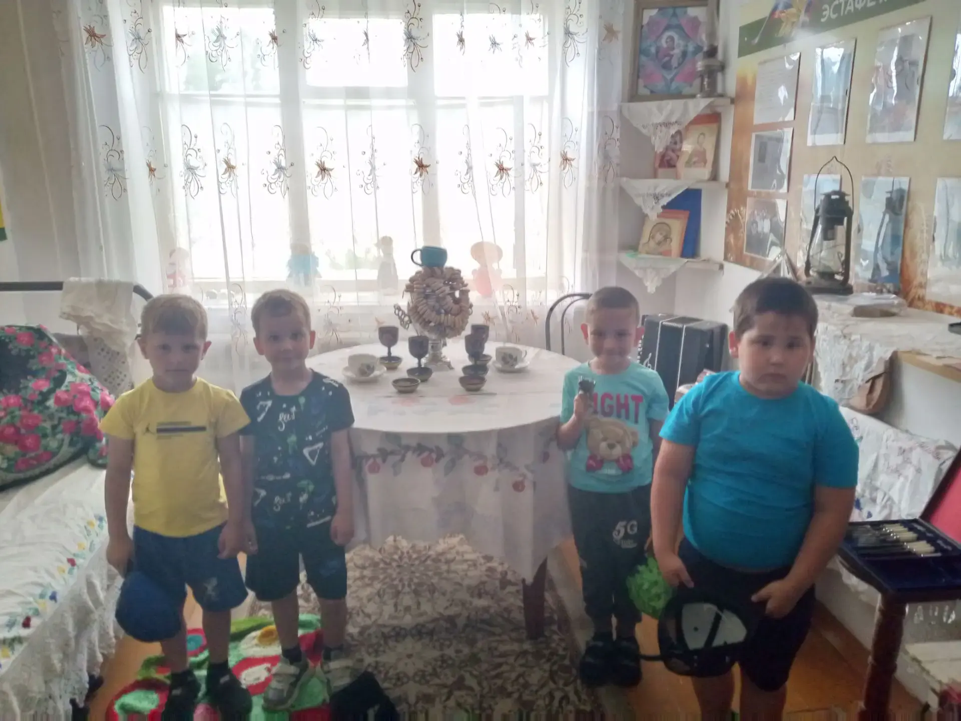 егодня мы с дошколятами  совершили увлекательное путешествие в прошлое , побывали в комнате старины 