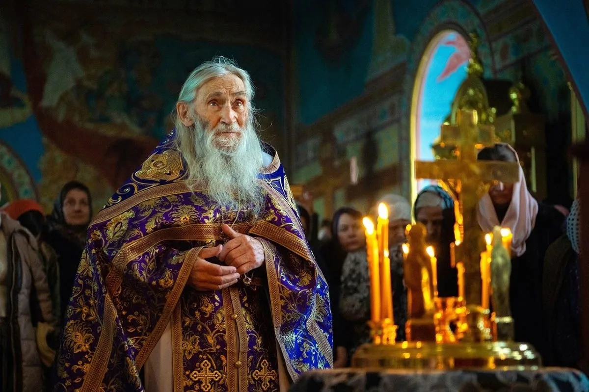 Пока в семье есть молитвенник, вы и живете хорошо.

Не дай Бог он уйдет на небо, а вы и дороги в хра