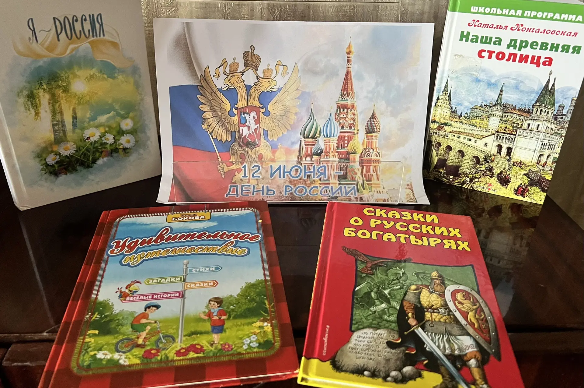 Сотрудники Областной научной библиотеки им. Горького с воспитанниками ГБУ «Мелитопольского областног