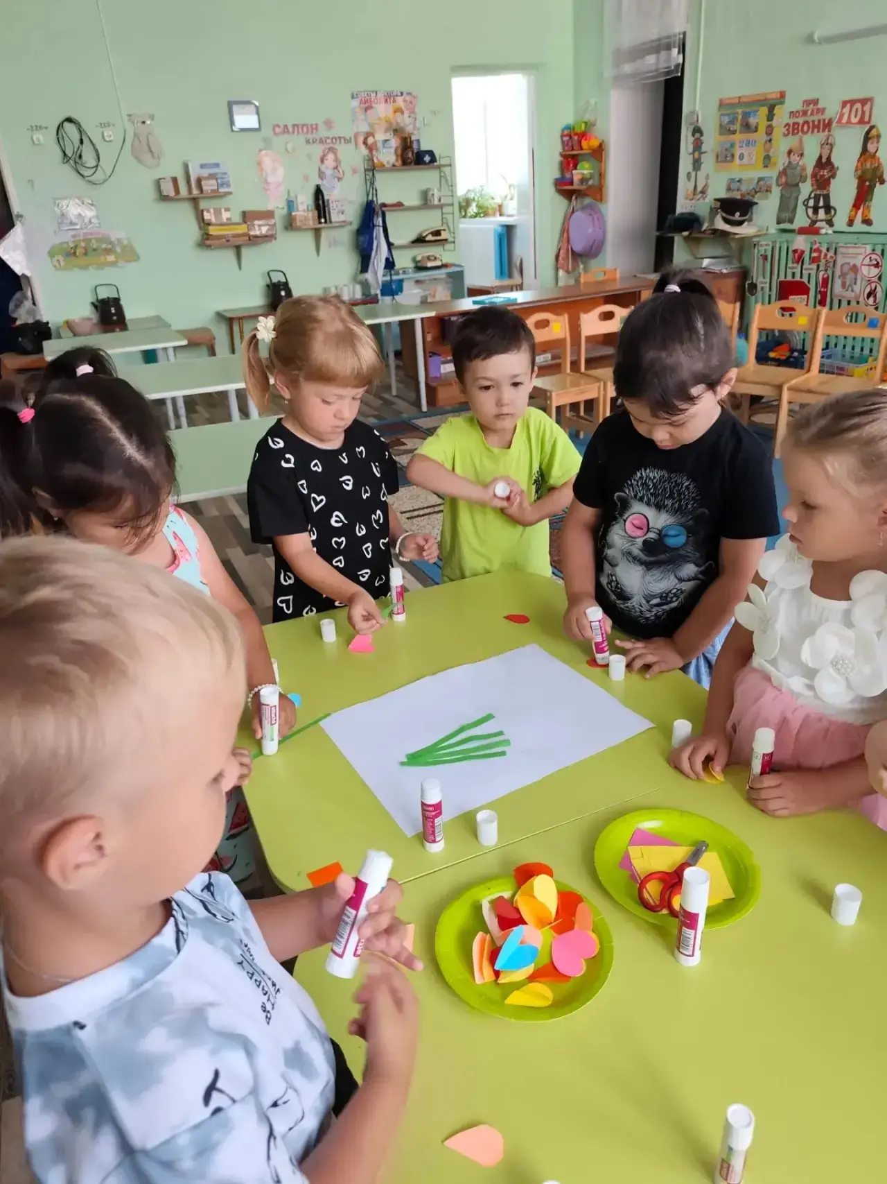 Сегодня у ребят из группы "Колокольчик" был особенный день — день бумаги. Они узнали о свойствах бум