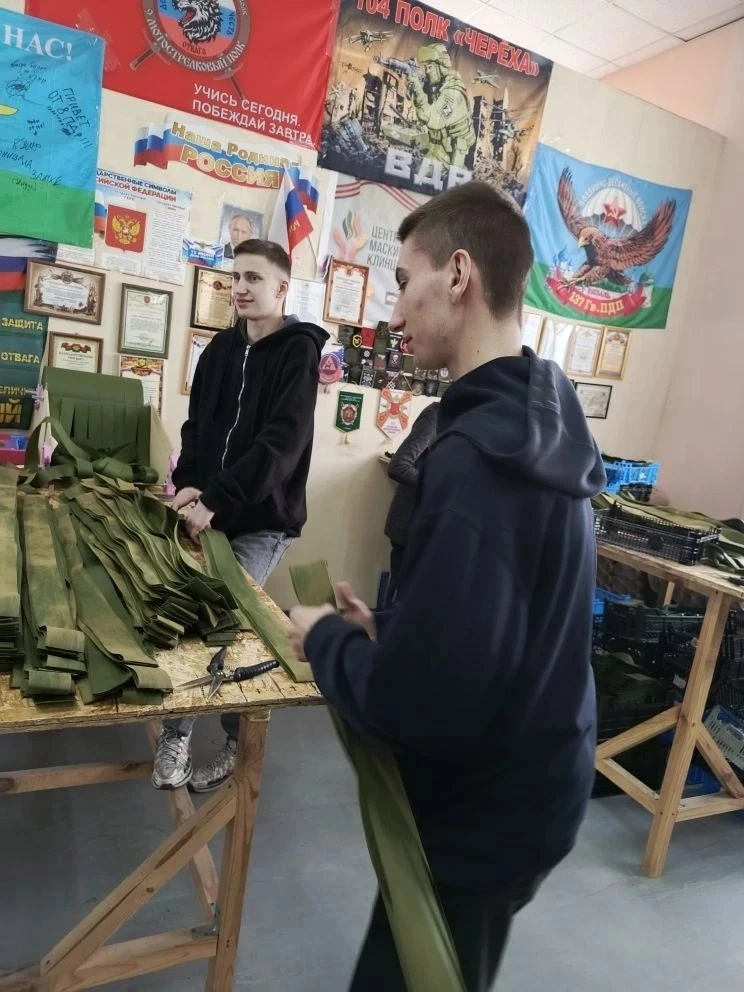🪢🎓 Плетём добро руками! 🌊🧡  Волонтёры Клинцовского филиала ГАПОУ "Брянский техникум энергомашиностро