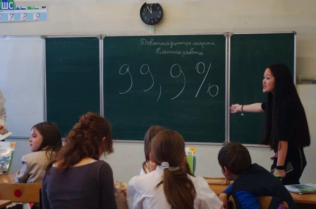 Если знаешь — научи!💡  Школьное правило «Если знаешь — научи» становится частью жизни, когда старшие