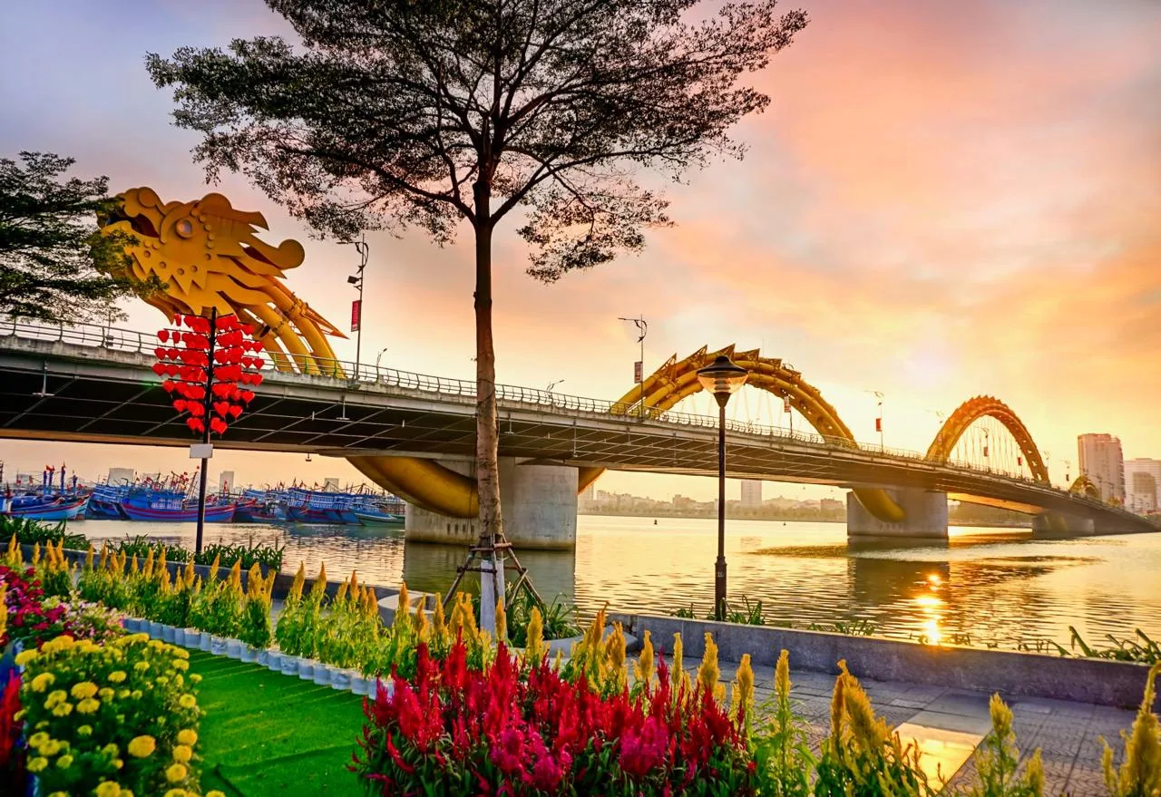 Дананг, Вьетнам 🇻🇳  🔹 Дананг - курорт на побережье Южно-Китайского моря. Пятый по численности во Вье
