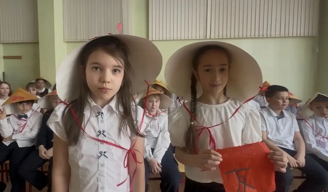 Наши юные  исследователи знакомились с культурой, языком и национальными особенностями Китая  через 