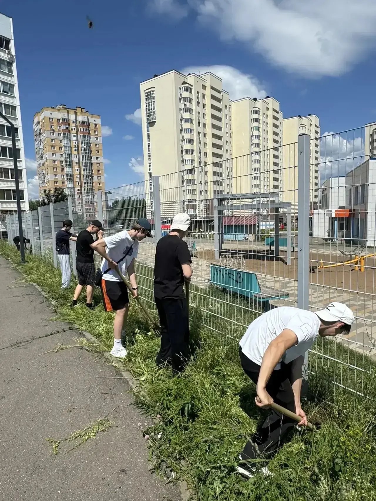 ☀️ Лето с пользой: как проходит смена в нашем школьном трудовом лагере!

Школа не пустует даже летом