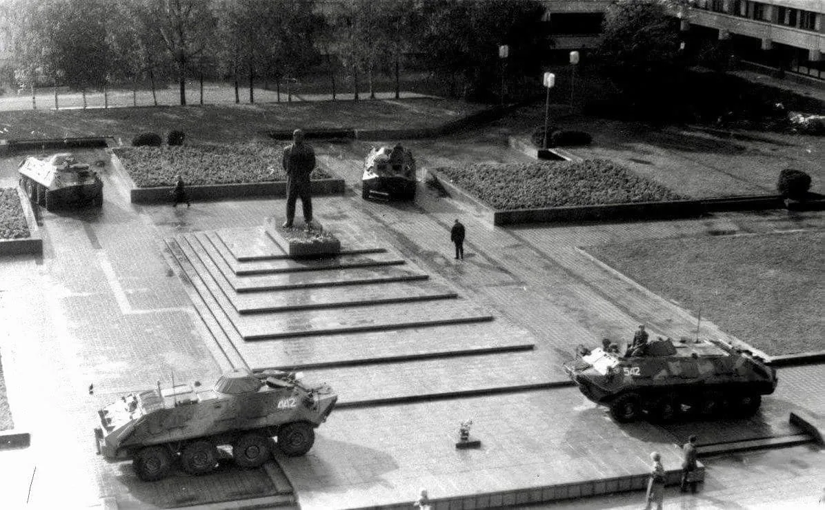 Памятник Ленину в Клайпеде, охраняемый БТР-ами советской армии, 1990 г.