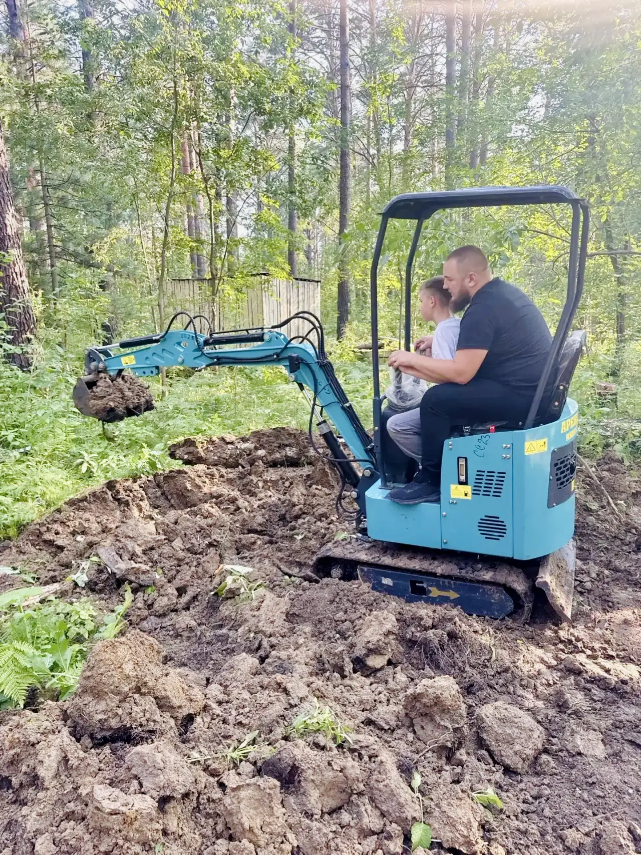 Маленькие трактористы в деле! 🚜