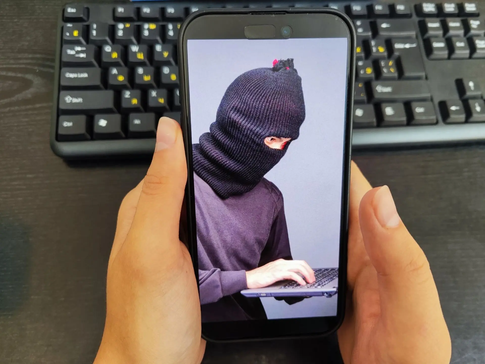 📱 Одно СМС — и миллионы исчезли. Трое курян стали жертвами телефонных мошенников

Полицейские расск
