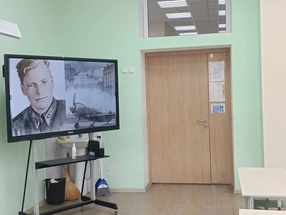 Сегодня во 2 "В" классе прошёл Урок Мужества посвящённый летчику Алекса́ндру Ива́новичу Покры́шкину.