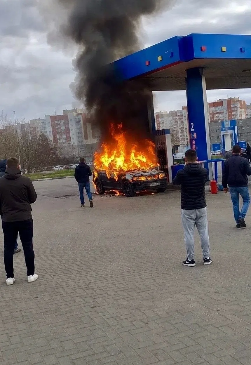 Девушка на дымящемся БМВ Х5М заметила проблему… и решила добить ситуацию максимально эффектно — прип