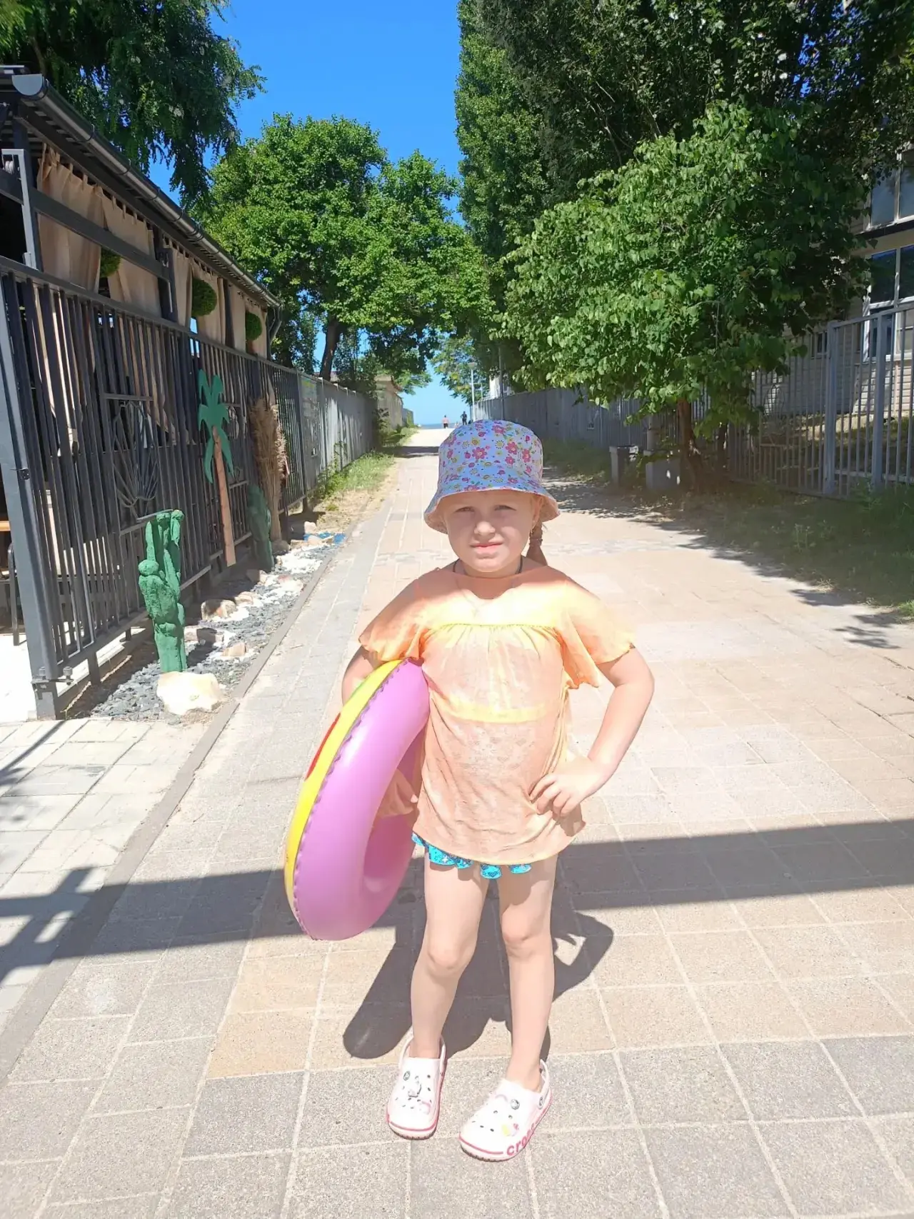 Лето — время, когда так здорово вывозить малышей к морю! Но многие родители задаются вопросом: а дей