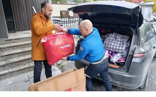 Сотрудники минтруда Новосибирской области собрали десятки комплектов одежды и обуви для...